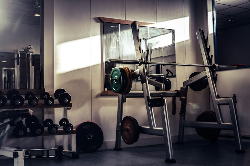 Equipos de gimnasio ensamblados en una sala de entrenamiento